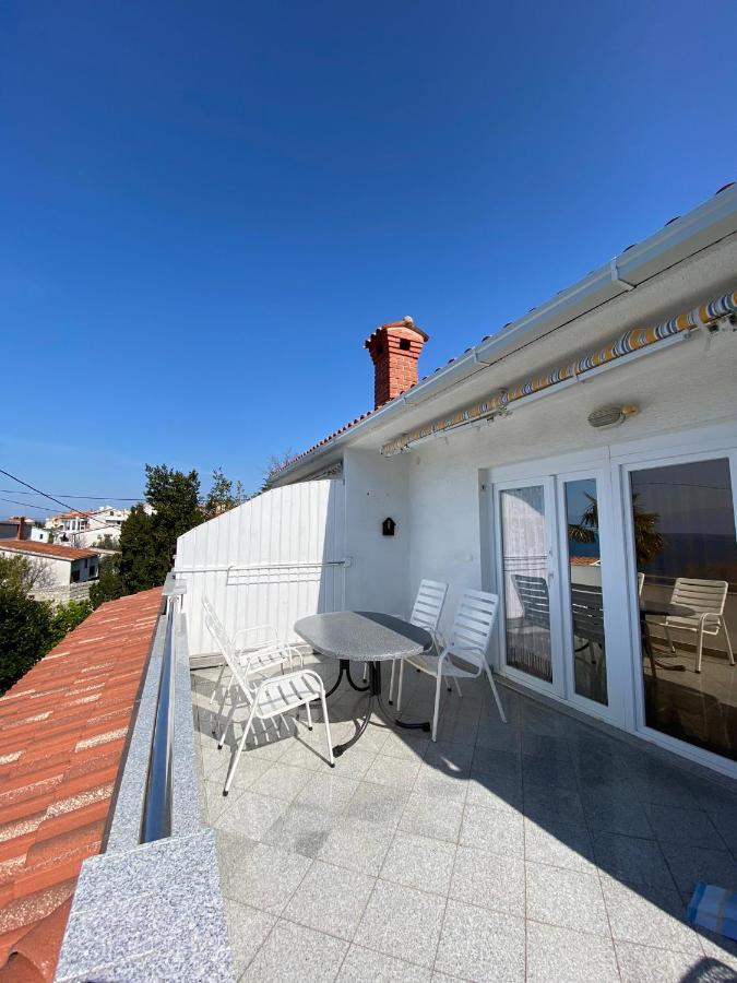 Apartmani Sara Omisalj Exterior photo